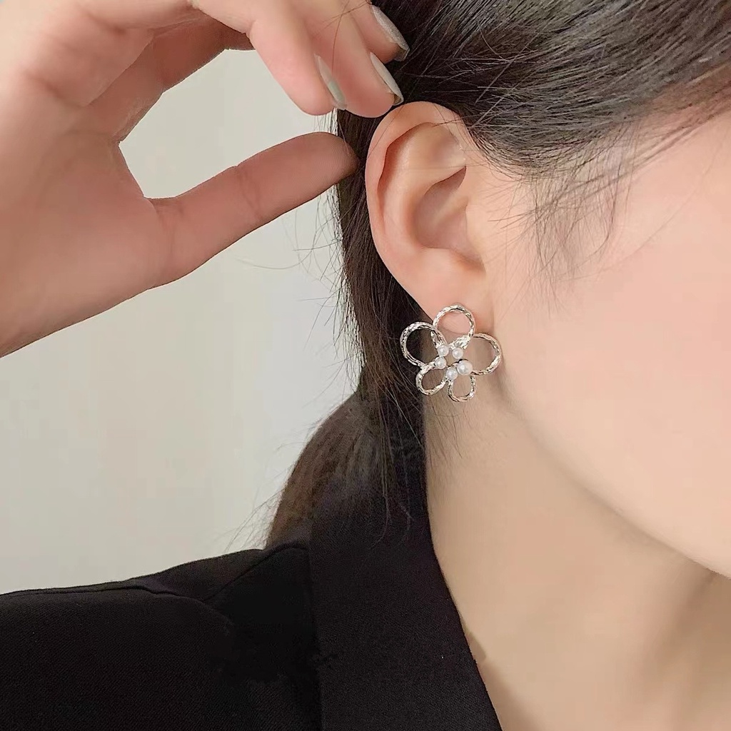 Anting Tusuk Motif Bunga Aksen Mutiara Imitasi Untuk Wanita