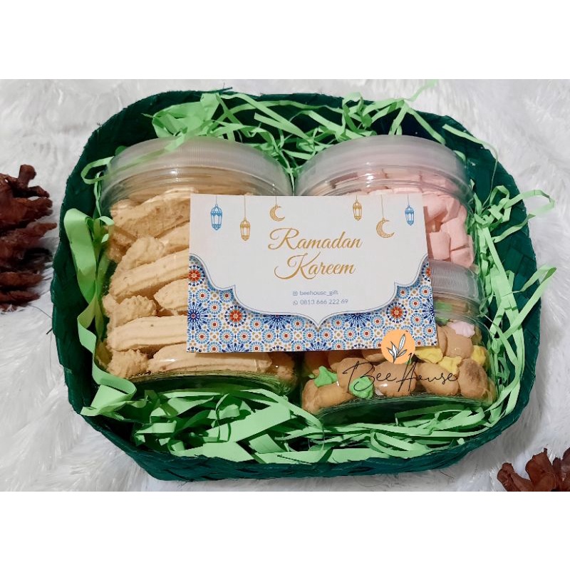 

Hampers / Parcel Lebaran - Besek Rotan Medium
