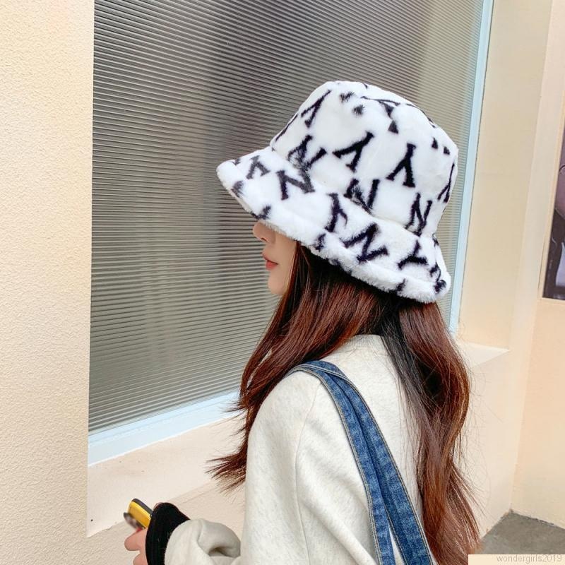 Topi Bucket Motif Tulisan Bahan Plush Wol Domba Tebal Hangat Gaya Retro Korea Untuk Wanita