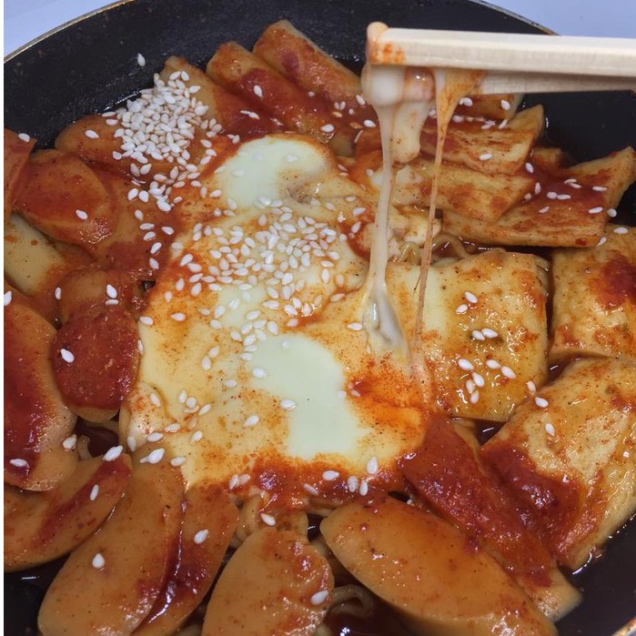 

tteokbokki dengan ramen dan keju mozzarella frozen food praktis halal enak kualitas terjamin