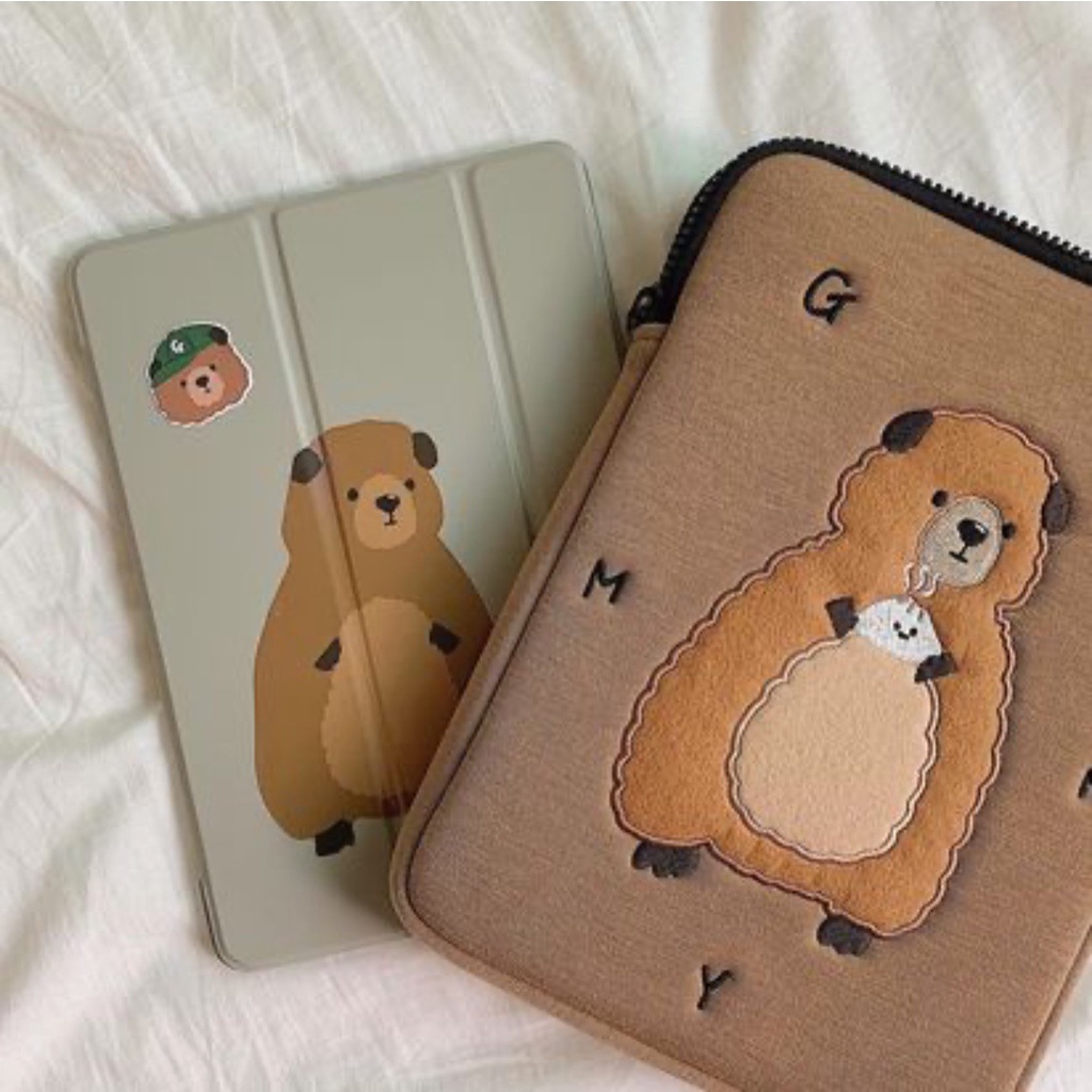 Sleeve Pouch Sarung Tas Bag Case Ipad Tab Tablet Macbook Air Pro Laptop Asus Acer Lenovo HP Huawei 11 12 13 14 15 inch Motif Gambar Beruang Huruf Bear Letter Warna Coklat Brown Lucu Cute Murah Korean Model