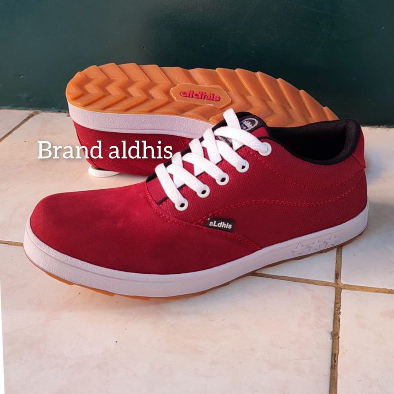 Sepatu Pria Casual Original Lokal Sneakers Cowok Keren Buat Gaya Aldhis M01 Merah Maroon