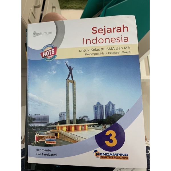 

Buku sejarah Indonesia Kelas 12