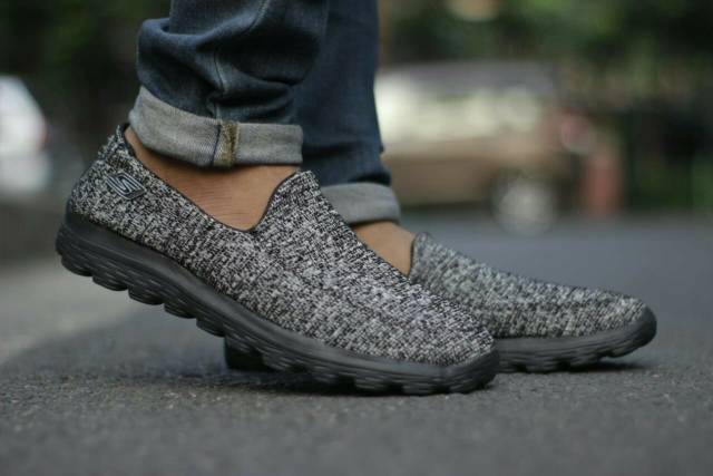 Sepatu Skechers slip on Pria, free kaos kaki