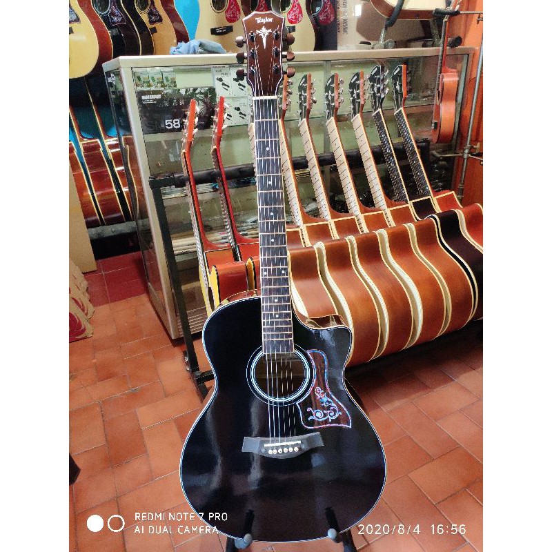 Gitar Akustik Taylor Custom Hitam dan Natural Glossy