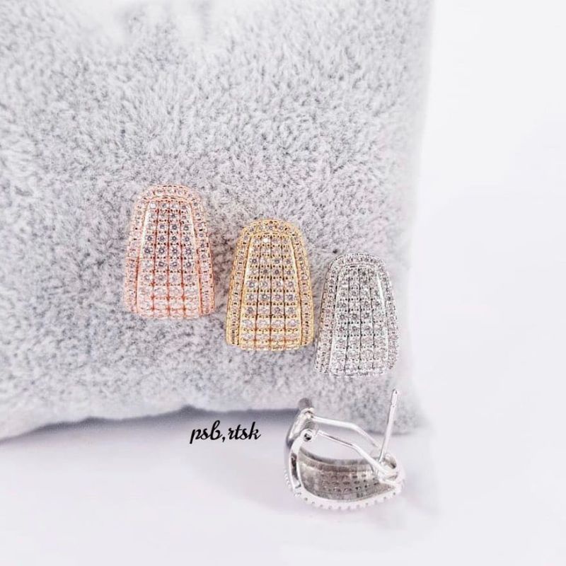 Anting replika berlian vier Titanium,tidak gampang luntur,awet dipake sehari hari