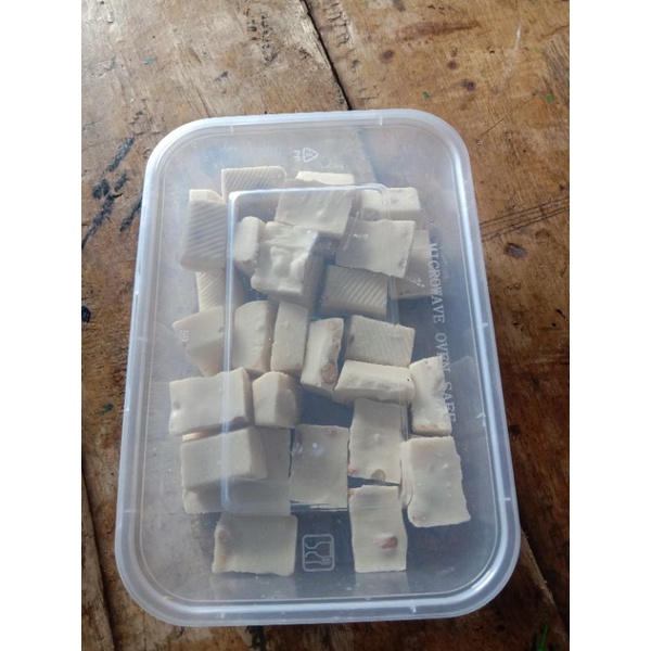 

Coklat Putih Kacang Mede 300 gram