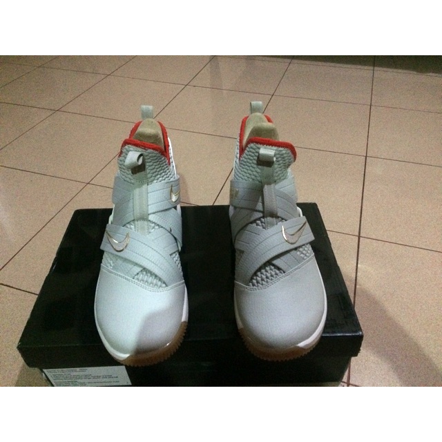 Sepatu basket Nike Lebron Soldier XII Yeezy