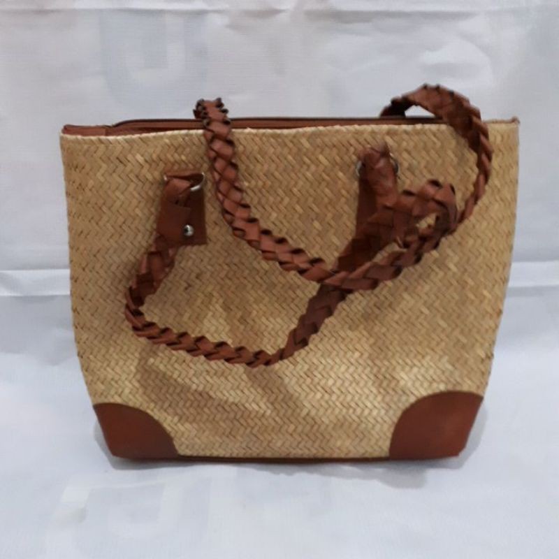 TAS PANDAN MODEL ANYAMAN KEPANG LOMBOK