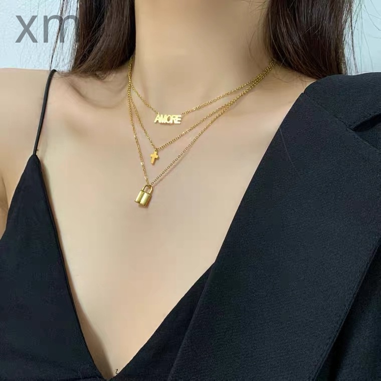 Kalung Rantai Klavikula Titanium Steel 18K Rose Gold Tiga Lapis Dengan Liontin Rumbai Untuk Wanita