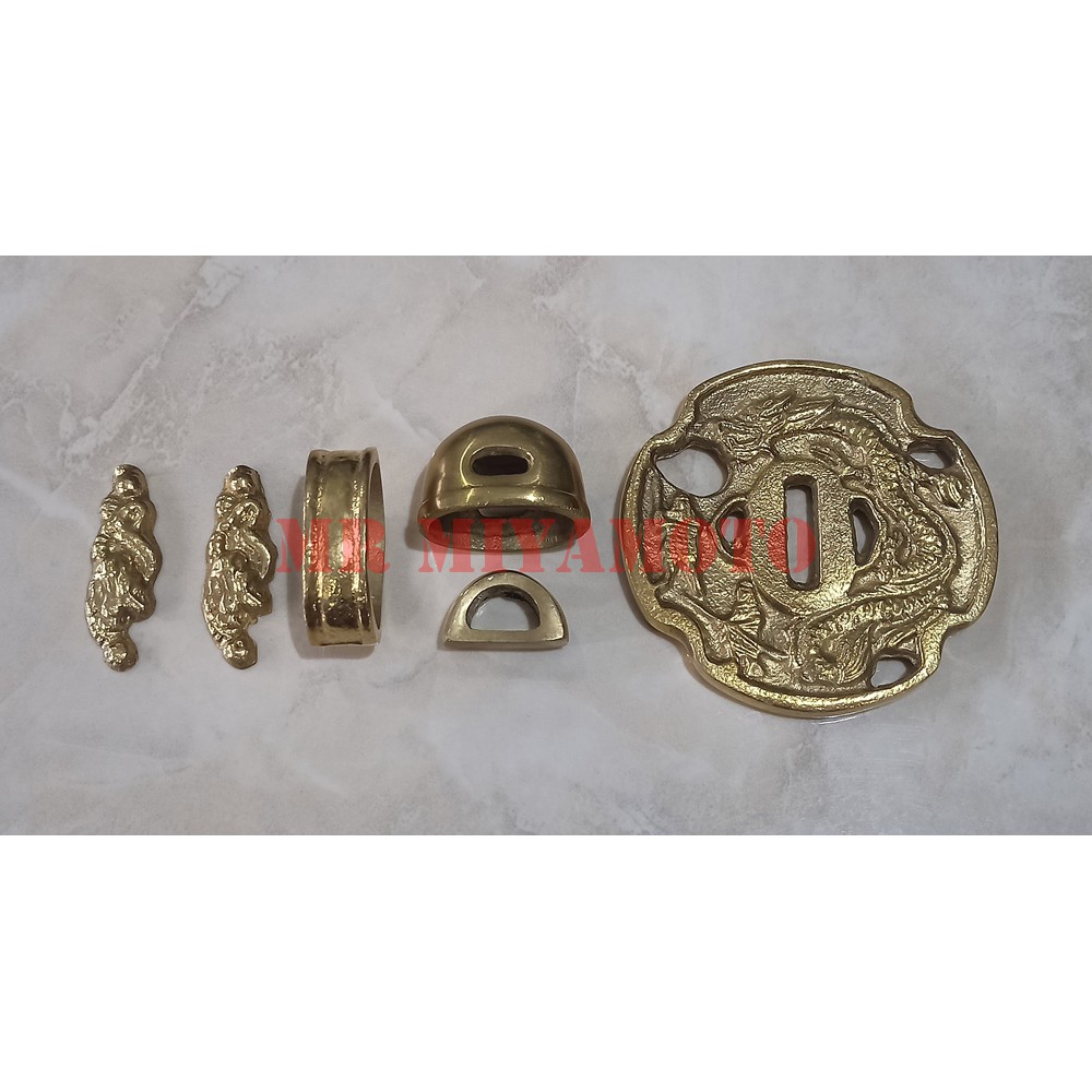 Tsuba DRAGON Menuki Fuchi Kashira Kurigata 1 SET Asesoris Hiasan Katana Samurai GOLD EMAS