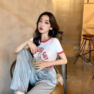 Atasan Lengan Pendek dengan Motif Print Tulisan Gaya Atasan Lengan Pendek dengan Motif Print Tulisan Gaya