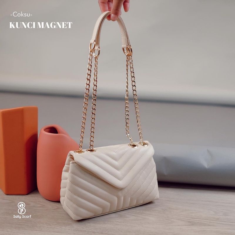 Tas wanita everest by Sally Scarf (SMALL SIZE), tas bahu, sling bag, shoulder bag (Preloved, good co