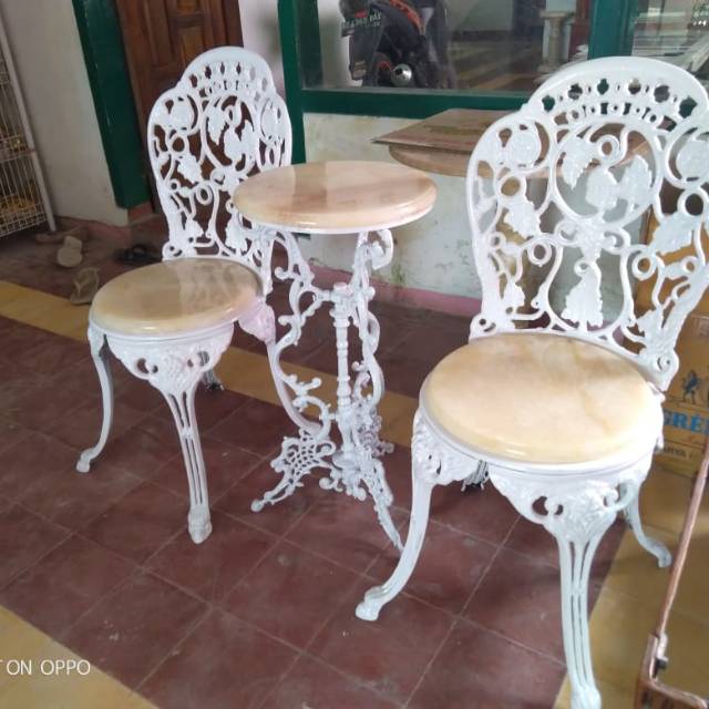 Meja teras bahan onyx variasi besi khas Tulungagung