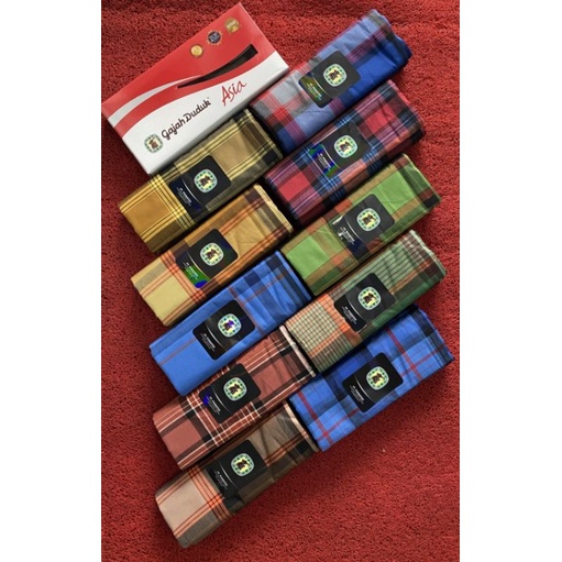 sarung gajah duduk Asia merah putih