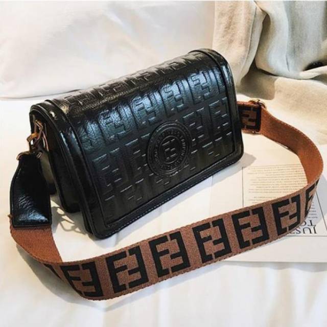 Tas Selempang Wanita Fendi