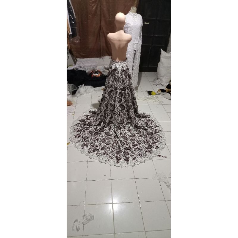 EKOR BATIK PRADA PUTIH PENGANTIN