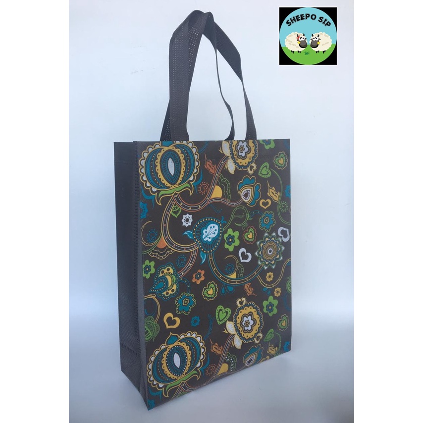

GOODIE BAG SPUNBOND LAMINASI FULL COLOR - ECOBAG UK 30X37X09 MOTIF BATIK BUNGA - TAS SEMINAR KUAT
