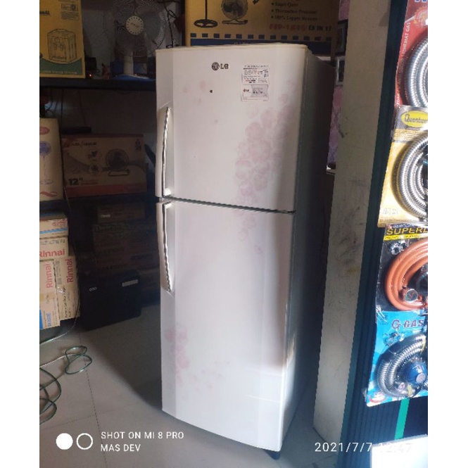 Kulkas 2 pintu LG tanpa Bunga Es kondisi seken masih super