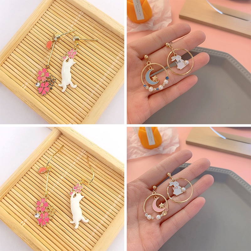 Anting Tusuk Asimetris Desain Bulan / Kelinci / Bunga / Kucing / Bintang Hias Berlian Untuk Wanita