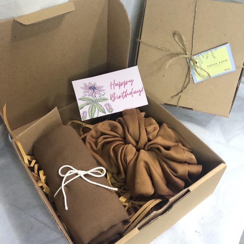 

hijab wanita/hampers box/giftbox/Hadiah/wisuda ulangtahun anniversary