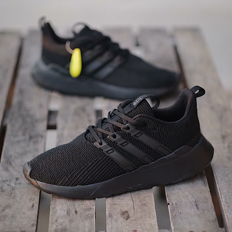 Adidas Questar Flow “All Black”