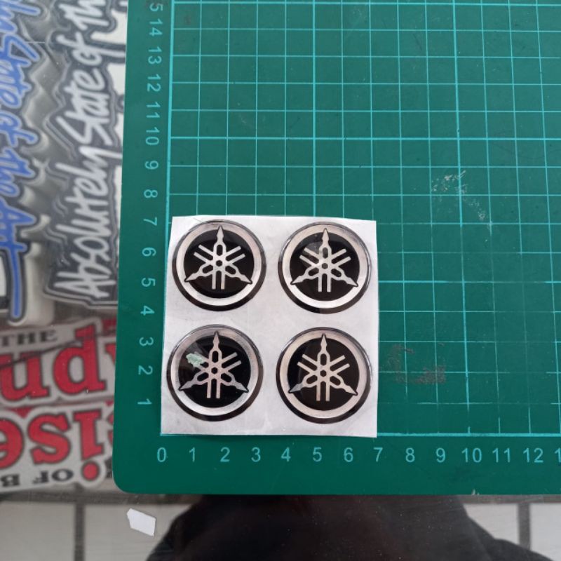

sticker timbul tulisan logo yamaha isi 4pcs