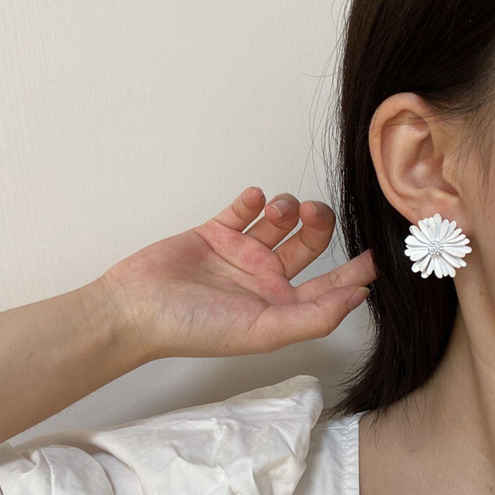 Mxbeauty Anting Bunga Daisy Manis Retro Wanita Temperamen Korea Gadis Fashion Perhiasan