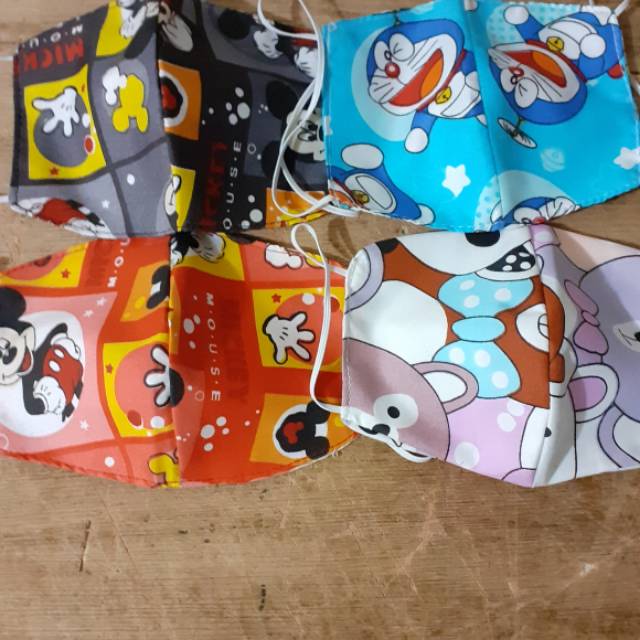 Masker kain motif kartun