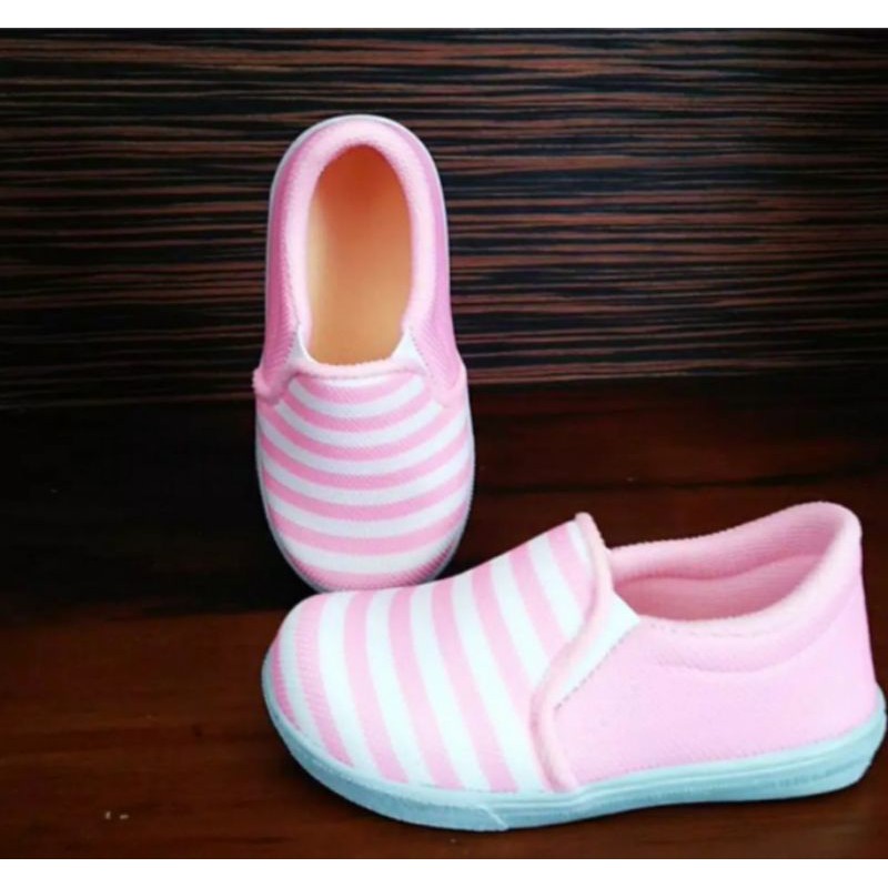 Sepatu anak perempuan slip on model salur size 22-25