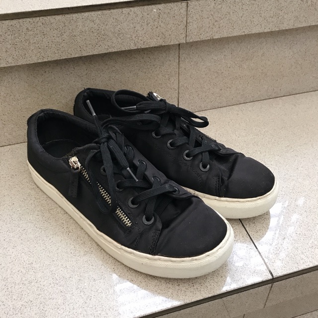 (PRELOVED) Stradivarius : Sepatu Sneakers Hitam (tali & reseleting)