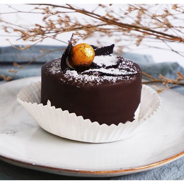 

Kue Ulang Tahun Black Forest Gold Roll - Mini Cake Apple Donut Bakery