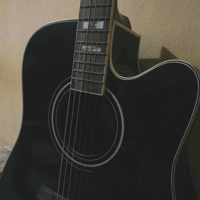 Gitar akustik yamaha