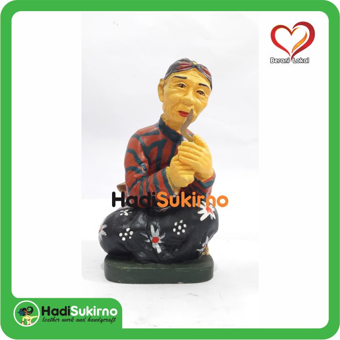 Miniatur Pajangan Abdi Dalem Membawa Keris