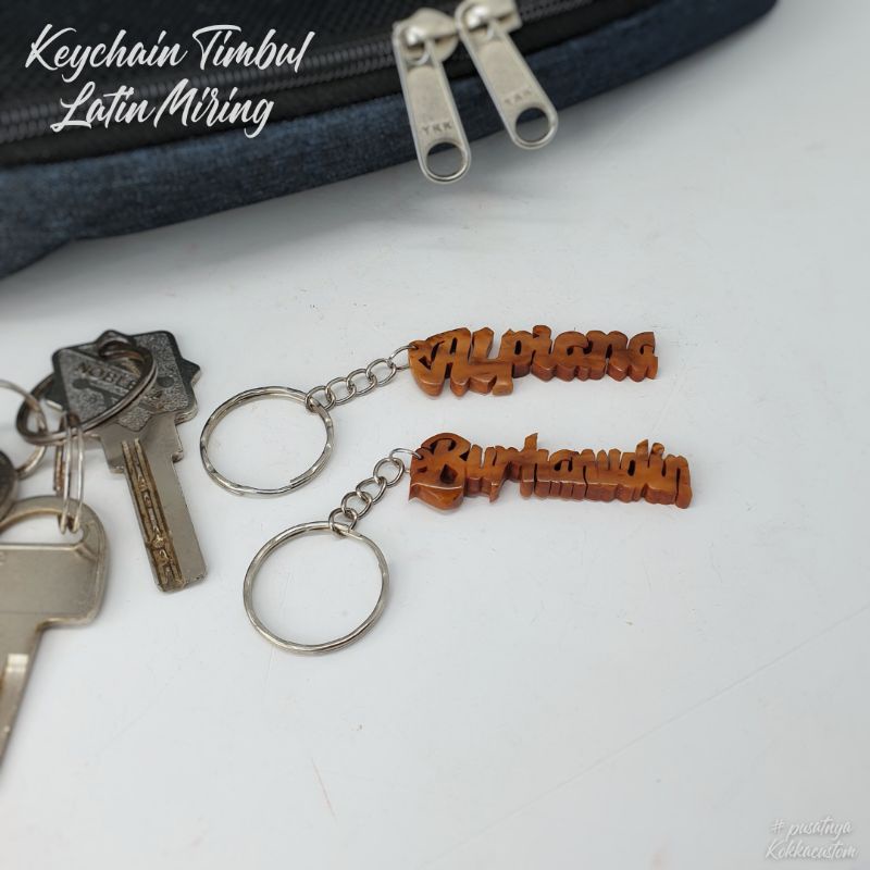 keychain huruf timbul latin miring gantungan kunci kokka kaukah kaokah