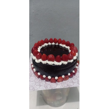 

kue ulang tahun cokelat ganache strawberry
