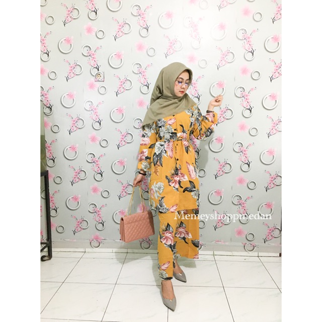 

One set yellow