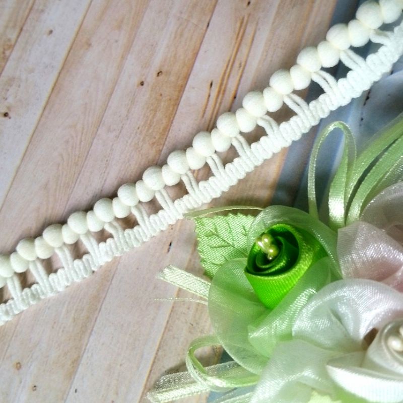 

per 12 yard,renda pompom/bakso warna broken white lebar 1.5cm