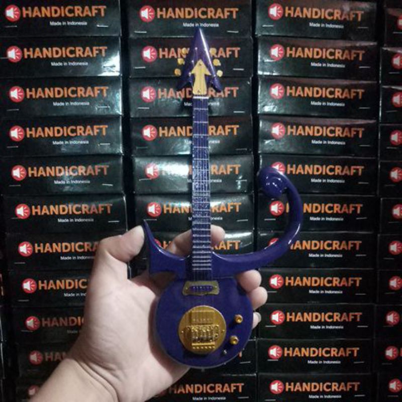 Miniatur gitar prince purple dekorasi rumah
