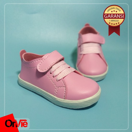 Sepatu Sneakers Anak Model Tali Perekat Polos