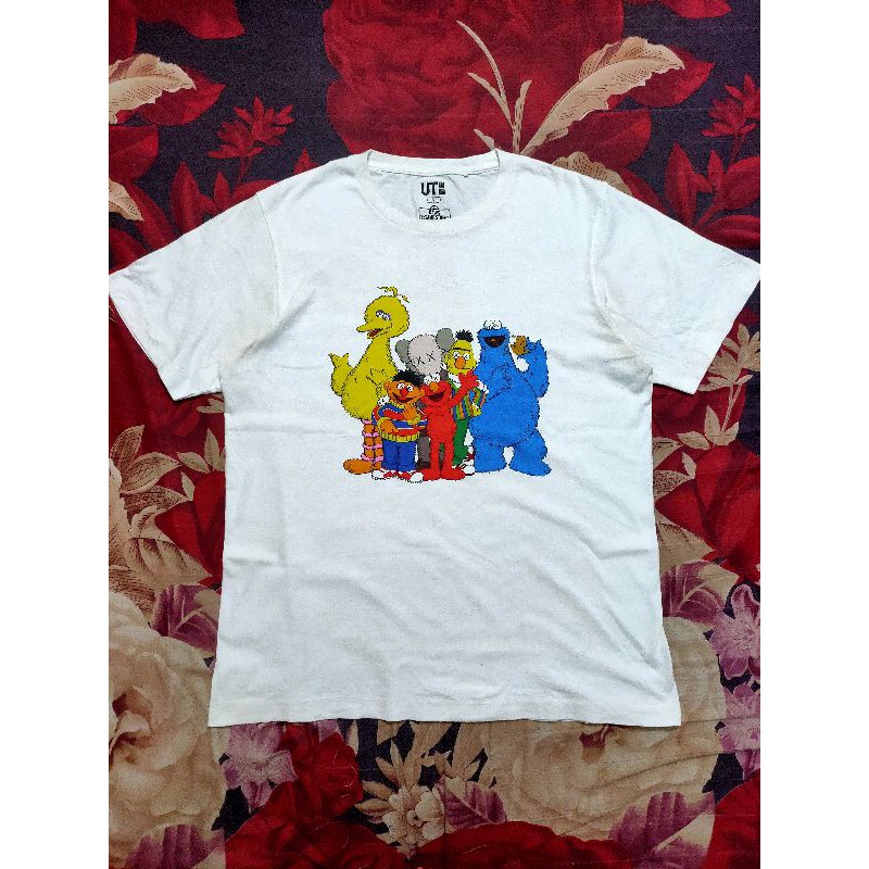 t-shirt kaos uniqlo x kaws sesame street second original