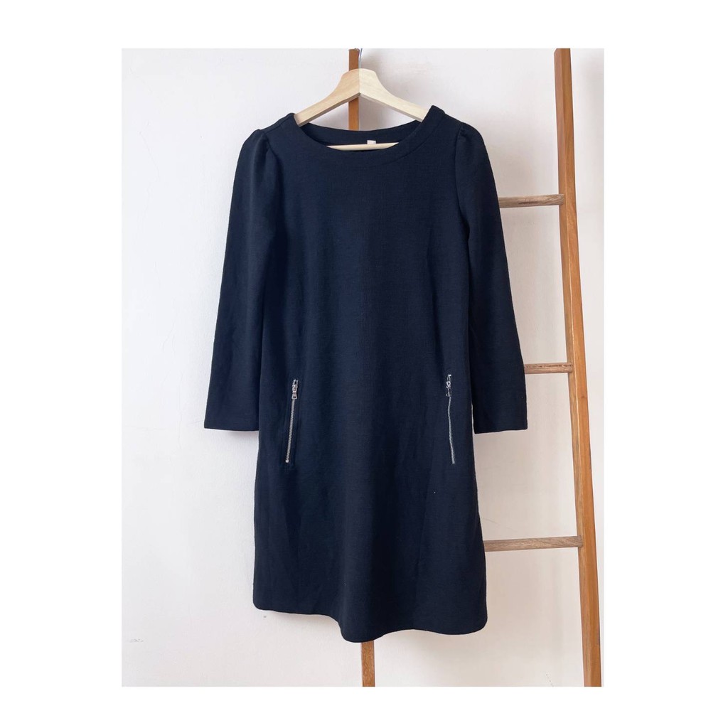 G*p black dres with zipper pocket