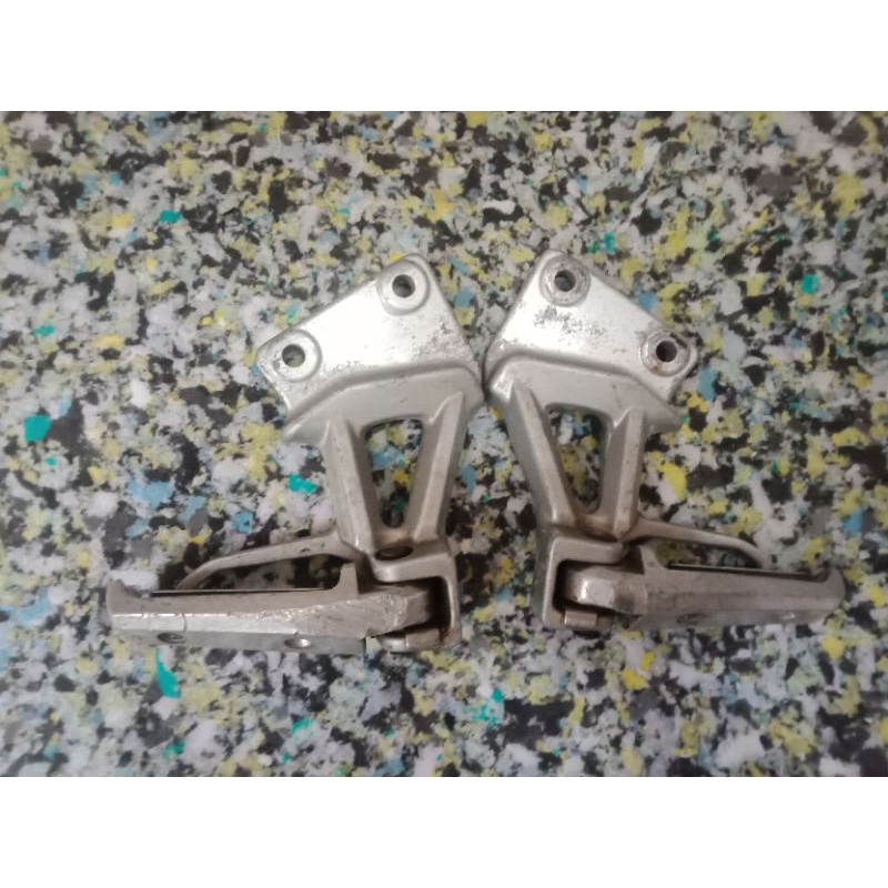 Foot Step Postep Plus Karet Pijakan Kaki Kanan Kiri Belakang Suzuki Skywave Original