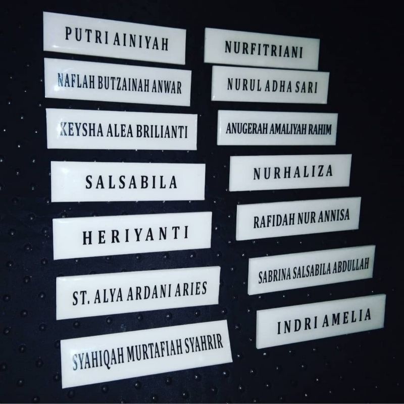 

Papan Nama Latar putih Tulisan Hitam / Peniti