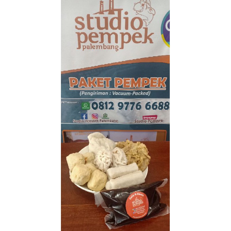 

Paket Pempek Studio Pempek. 12 Pempek Kecil, 3 Kulit Crispy, 1 Kapal Selam