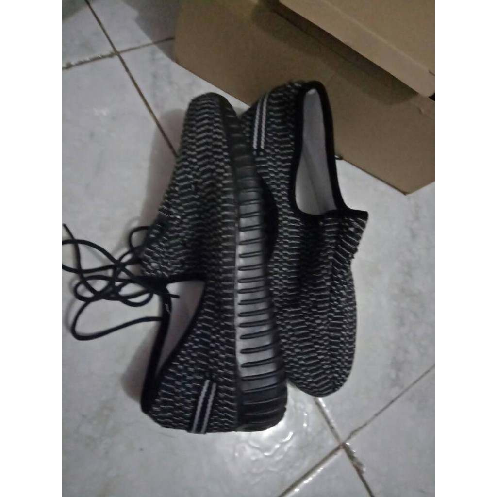 SEPATU TALI YEEZY LORENG HITAM SOL HITAM