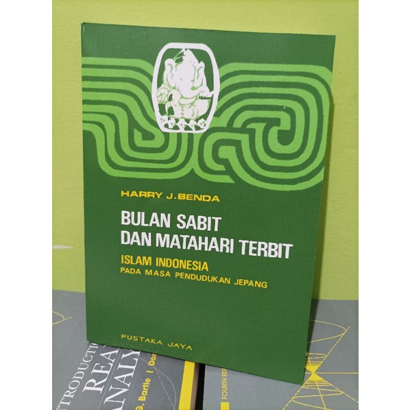 BULAN SABIT DAN MATAHARI TERBIT islam indonesia pada masa pendudukan jepang - harry j. benda