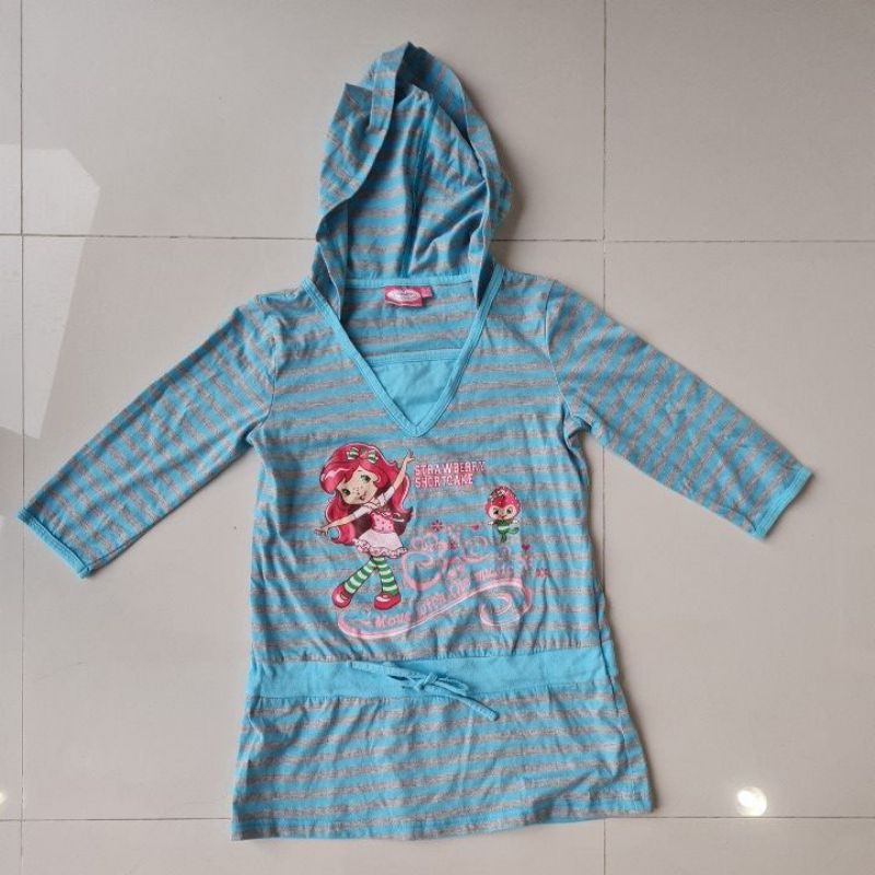 Dress hoodie anak perempuan biru karakter STRAWBERRY SHORTCAKE size 11 - 12 preloved