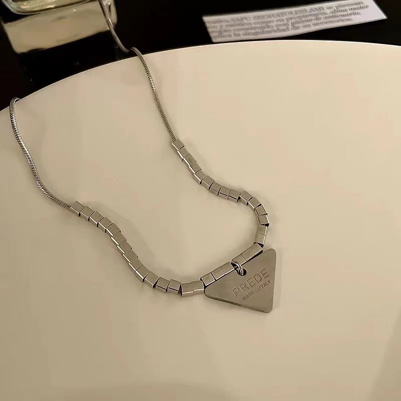 Kalung Bahan titanium steel Bentuk Persegi Segitiga Gaya hip hop