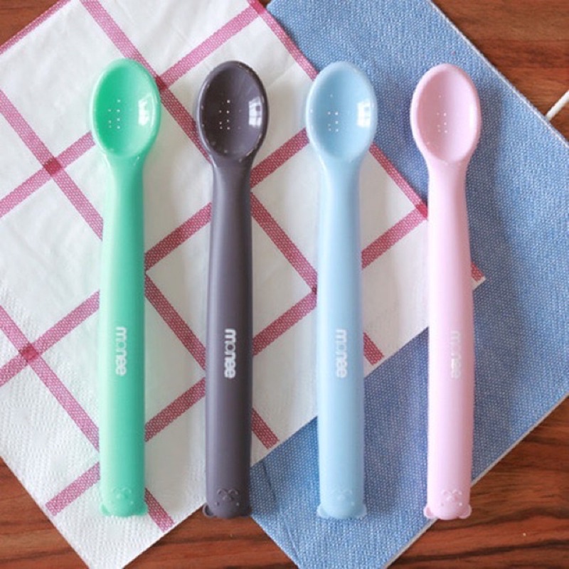 Monee Silicone Baby Spoon Sendok Silikon Bayi MPASI Empuk Teether Gigitan Bayi Ujung Bergerigi BPA FREE// Case Monee Sendok Silikon Bayi Traveling Penyimpanan Sendok Bayi